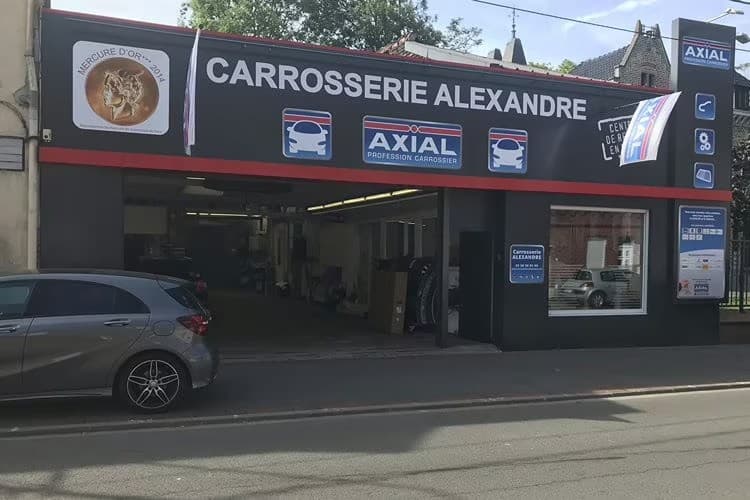 Façade de la Carrosserie Alexandre, enseigne Axial et Mercure d'Or, rue Louise Michel à Wasquehal